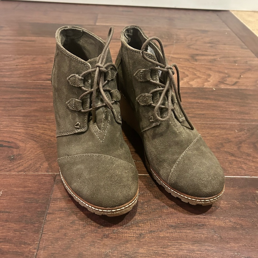 Brand New Army Green Wedge Toms (9.5)